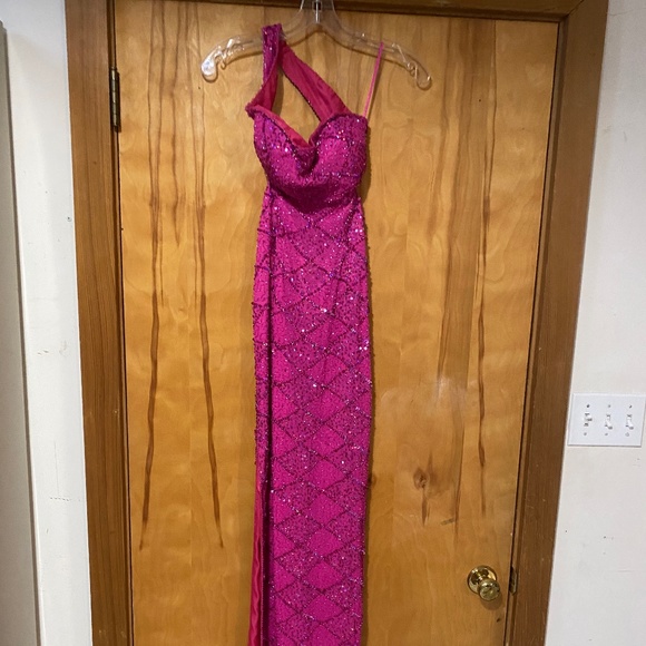 Gown - Picture 1 of 4